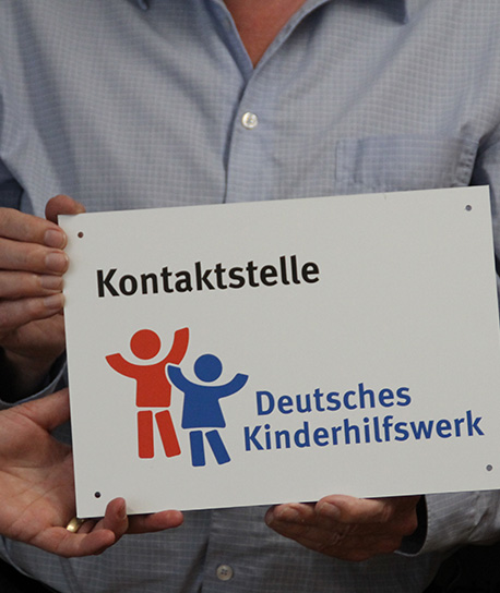 Schild "Kontaktstelle Deutsches Kinderhilfswerk"