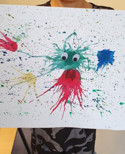 selbst gemaltes Kinderbild mit buntem Monster