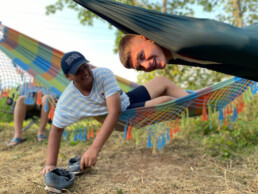 Zwei Jungs in einer Hängematte-Ferienfahrt