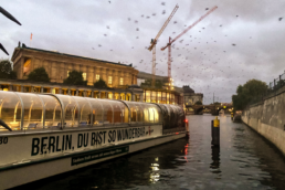 Sightseeing Boot auf der Spree in Berlin mit der Aufschrift 