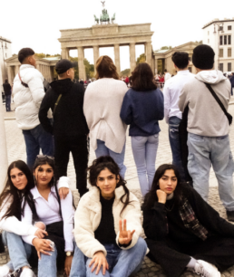 Jugendliche vor dem Brandenburgertor in Berlin
