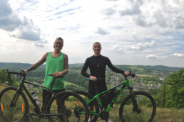 Max und Marius mit ihren Fahrrädern