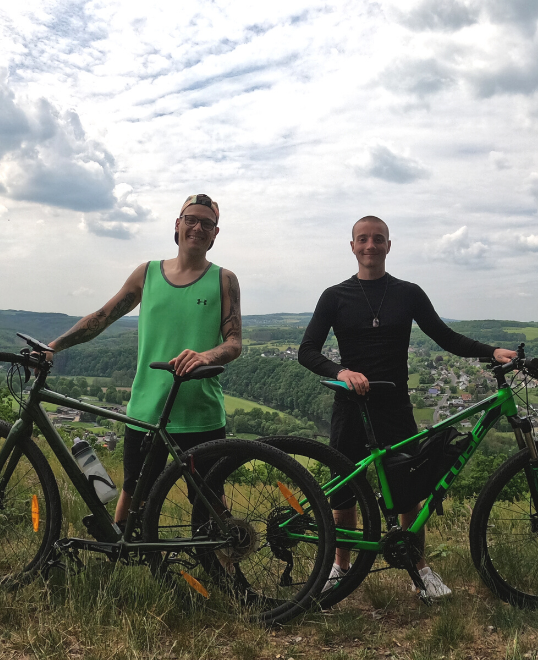Biking Brothers Max und Marius mit ihren Fahrrädern