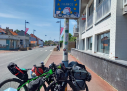 Zwei Fahrräder lehnen an France-Schild
