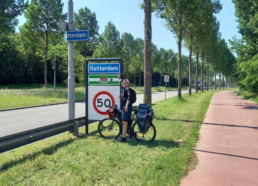 Die BikingBrothers erreichen Rotterdam, Max zeigt auf Eingangsschild Rotterdam