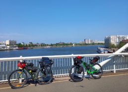 Zwei Fahrräder lehnen am Geländer einer Brücke