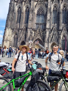 BikingBrothers vor ihrer Abreise mit den Fahrrädern vorm Kölner Dom