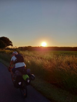 Fahrradfahren im Sonnenuntergang