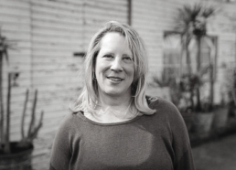 Portrait Deborah Helmbold schwarz-weiß