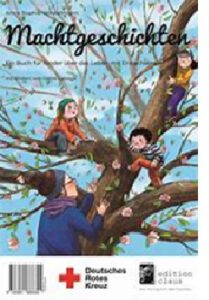 Titelbild des Buches: Drei Kinder klettern auf einem Baum mit rosa Blüten und blauem Himmel im Hintergrund. Eine erwachsene Person steht im unteren Teil des Bildes, blickt nach oben und streckt die Hände nach den Kindern aus. Der Buchtitel „Machtgeschichten“ ist in Schreibschrift in schwarzer Farbe über das Bild gedruckt. Darunter steht der Untertitel „Ein Buch für Kinder über das Leben mit Erwachsenen“ sowie „mit Bildern von Gaelle Lalonde“. Darüber steht die Autorin Anne Sophie Winkelmann. Am unteren Rand erscheint ein Strichcode, das Logo des Deutschen Roten Kreuzes und des Edition Claus Verlags. 