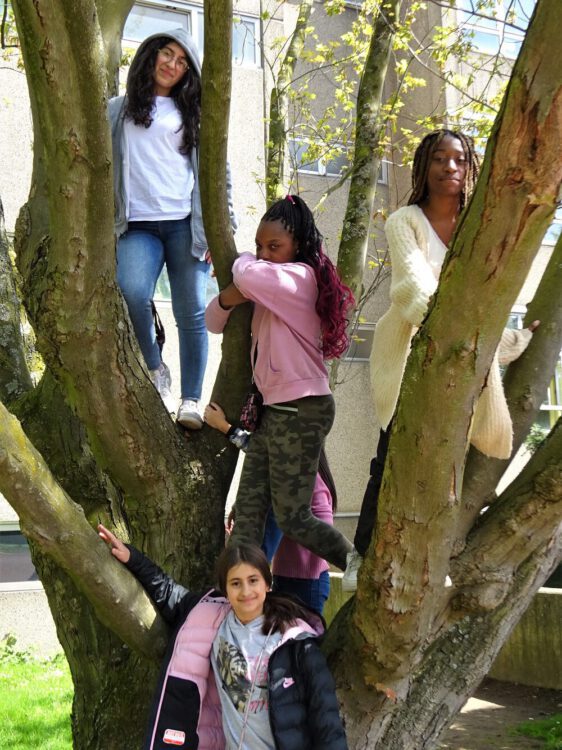 Selbstbewusste Mädchen klettern auf Baum