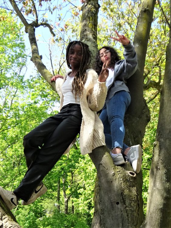 Zwei selbstbewusste Mädchen im Baum