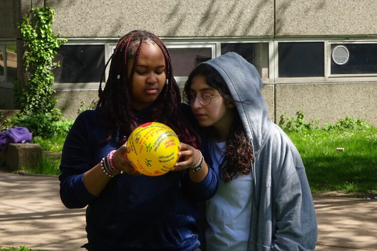Zwei Mädchen Kommunikationsball