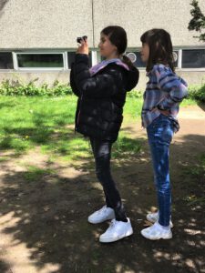 Zwei Mädchen beim Fotografieren