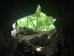 Höhle Entdeckungen in der Natur bei der Ferienfreizeit von Fairstärken