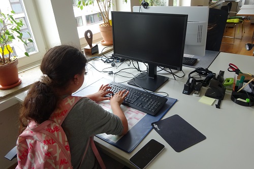 Mädchen am Computer im Vereinsbüro
