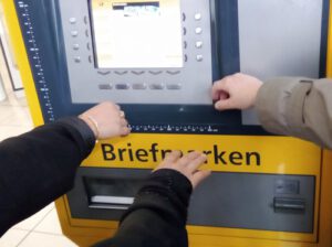 Bedienung eines Postautomaten