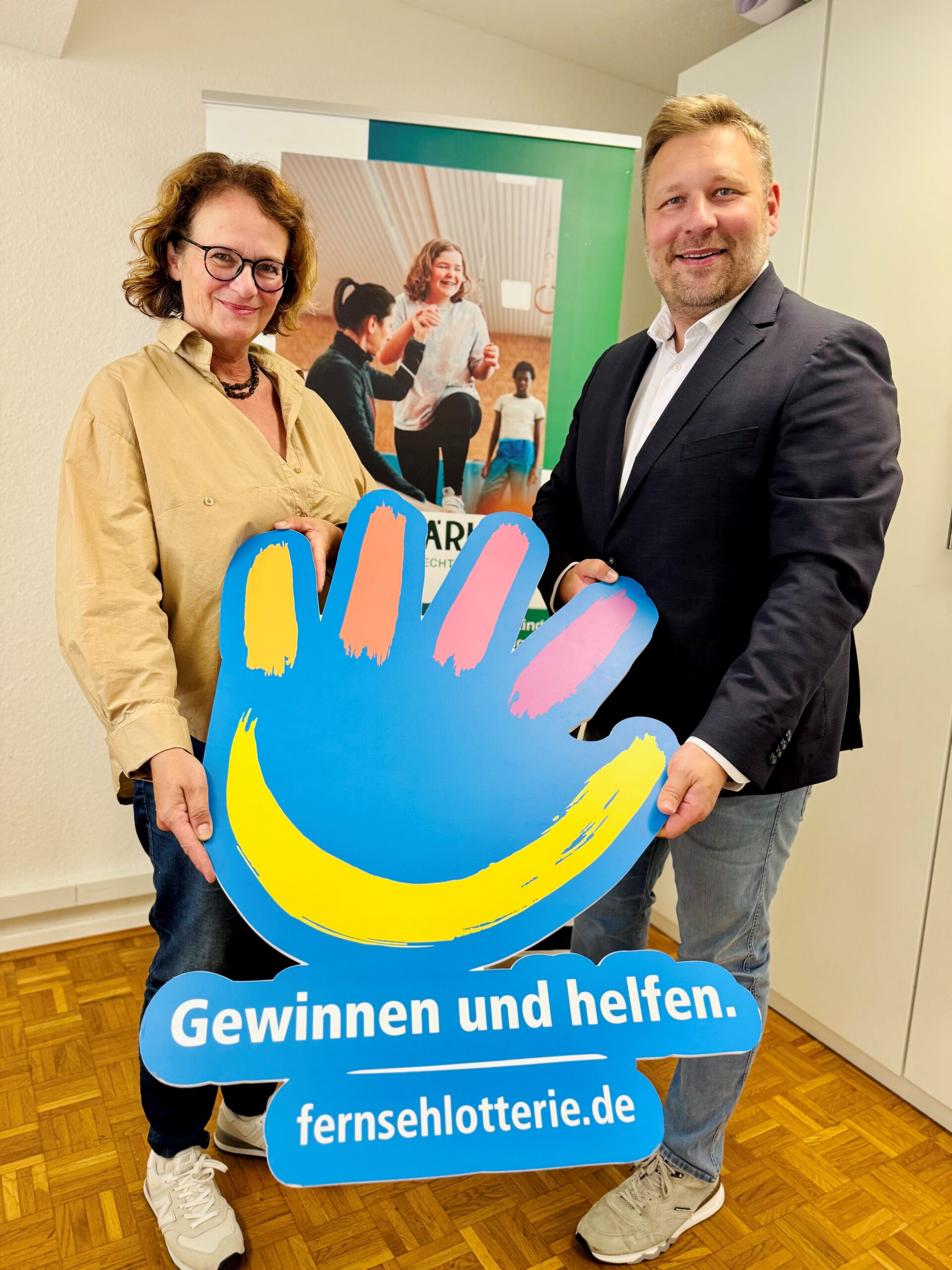 v.l.n.r.: Mechthild Böll, Geschäftsführende Vorständin des FAIR.STÄRKEN e. V. & Stephan Masch, Repräsentant der DEUTSCHEN FERNSEHLOTTERIE gGmbH bei der symbolischen Übergabe der Fördersumme in Köln