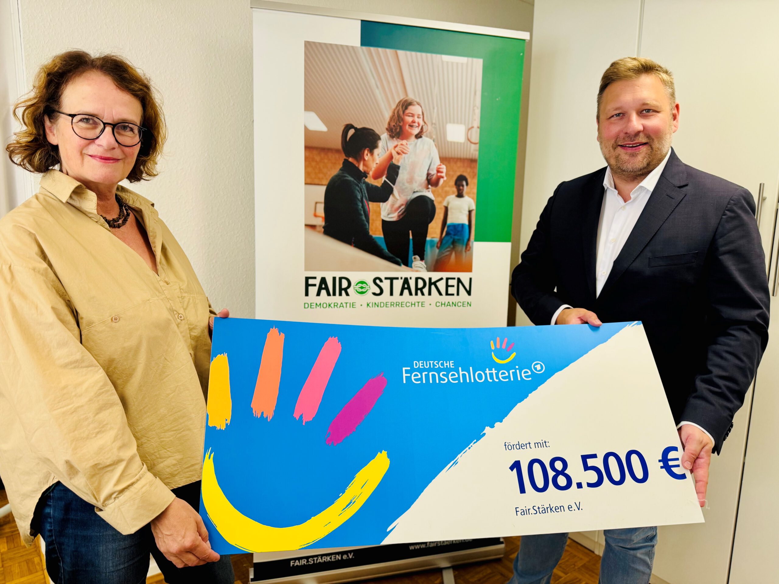 v.l.n.r.: Mechthild Böll, Geschäftsführende Vorständin des FAIR.STÄRKEN e. V. & Stephan Masch, Repräsentant der DEUTSCHEN FERNSEHLOTTERIE gGmbH bei der symbolischen Übergabe der Fördersumme in Köln